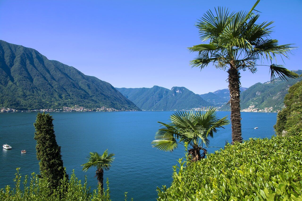 admiring boat trip in como